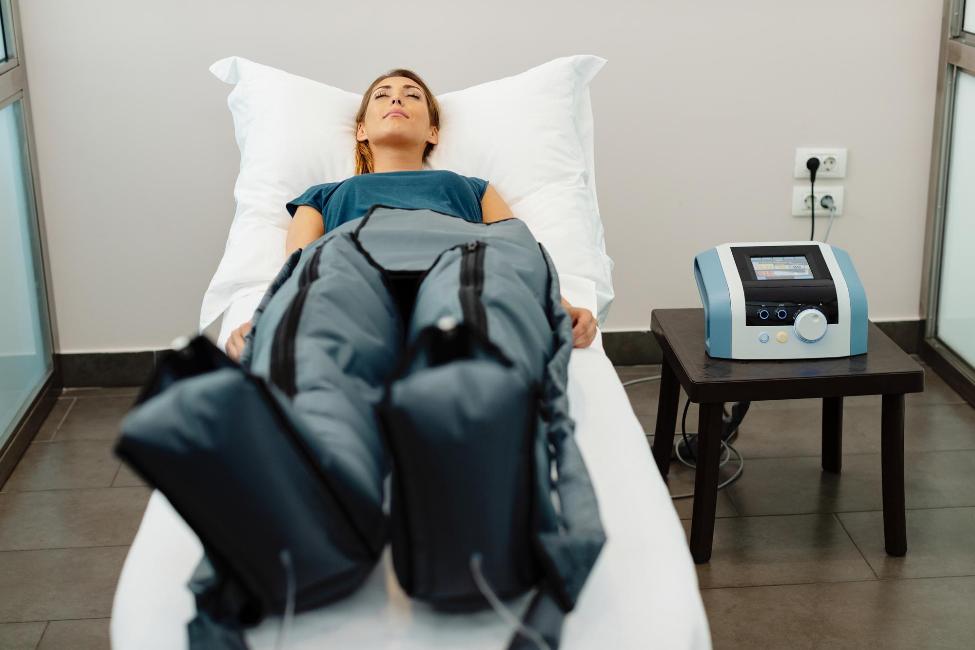 Kvinne får lymfedrenasje med presso-terapi